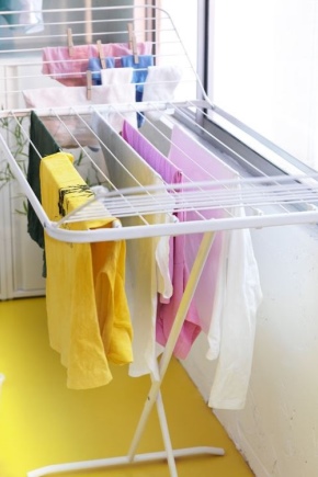 Máquina de secar roupa na varanda