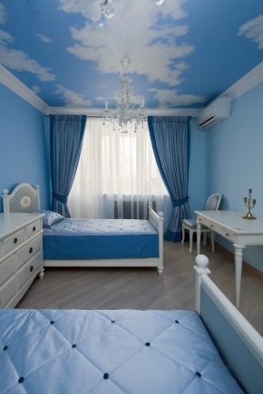 Yatak odasında mavi duvar kağıdı