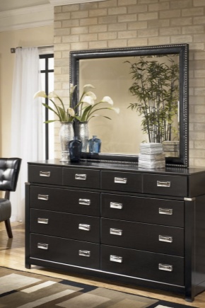 Chest of drawers with a mirror in the bedroom