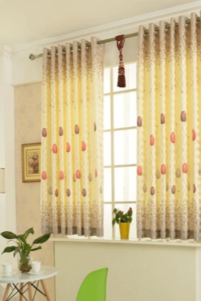 Korte gardiner til vindueskarmen i soveværelsets indre