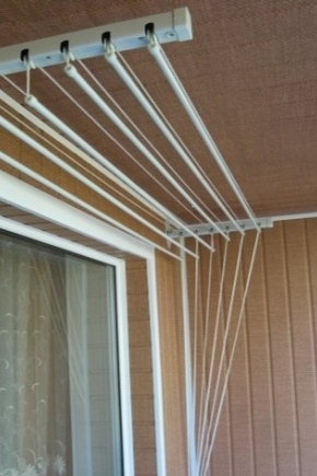 Secadora de techo en el balcón.
