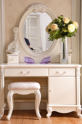Tualetes galdiņš ar spoguli guļamistabā