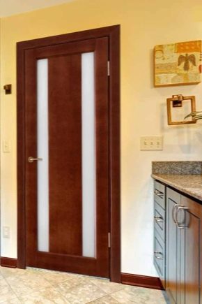 Solid pine doors: features of choice