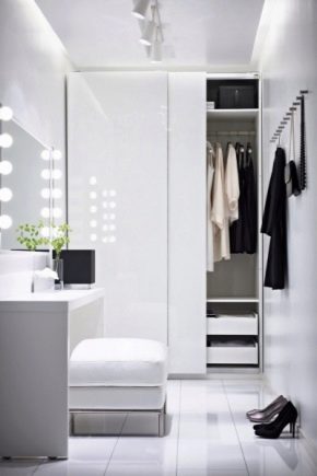 Elite wardrobes in white gloss: interior decoration