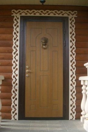Características de las puertas de entrada de madera aisladas.