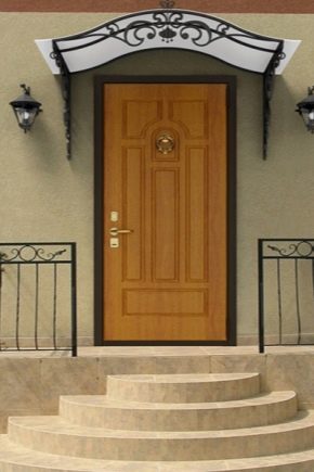 Puertas de entrada aisladas para una casa particular.