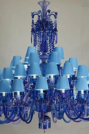 Chandeliers in blue tones: a combination in the interior