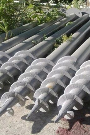 Schroefpalen voor een hek: kenmerken naar keuze en subtiliteiten van installatie