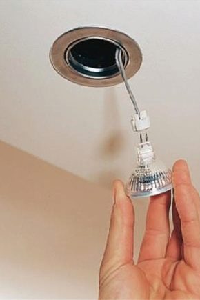 Jak bezpečně vyšroubovat žárovku z podhledu?