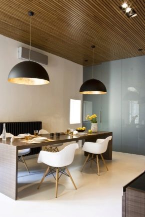 Dřevěný strop v designu interiéru