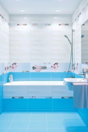 Carreaux bleus dans la décoration intérieure de la salle de bain