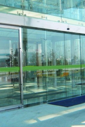 Varieties of glass entrance groups