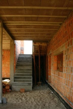 Características de aislamiento y aislamiento acústico de la superposición entre pisos en vigas de madera.
