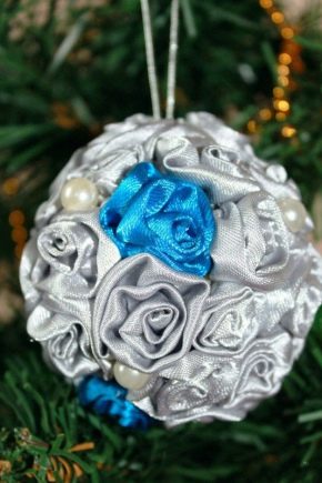 Making and decorating Christmas balls with your own hands