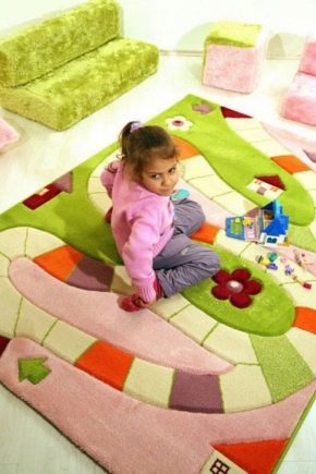Choisir un tapis rampant pour bébé