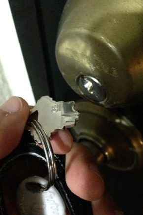 What to do if the key in the lock cylinder breaks?