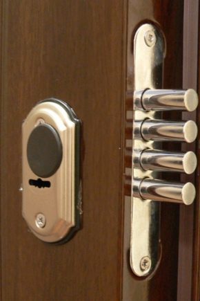 How to open the door if the lock is jammed?