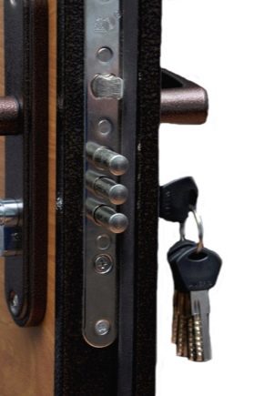 Come riparare una serratura su una porta di ferro d'ingresso?