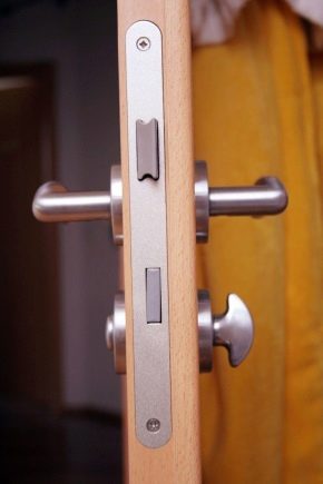 如何在木门上嵌入锁？
