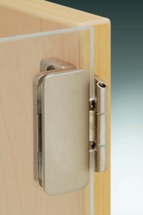 How to choose and install a magnetic latch on a balcony door?