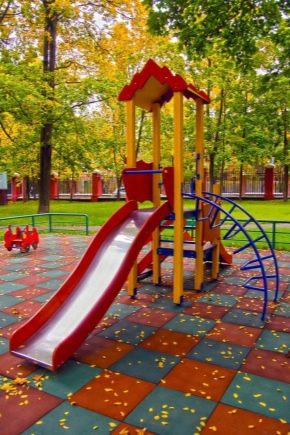 Revestimiento para parques infantiles en el país: tipos y elección de suelos.