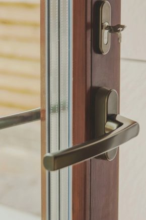 Poignées de porte de balcon: types, installation et réparation