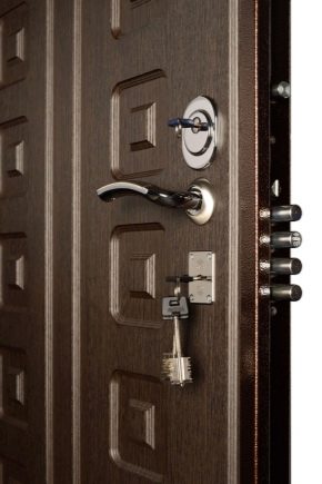 Door lock with handle and latch: design options and principle of operation