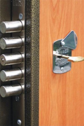 How to put locks in metal doors correctly?