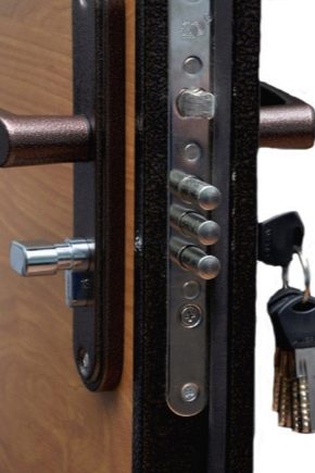 How to install a lock cylinder in a front door?
