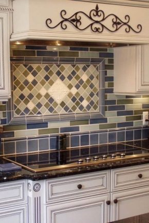 Delantal para la cocina de azulejos: ¿cómo elegir y diseñar?