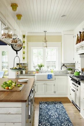Ideas and options for decorating a country-style kitchen