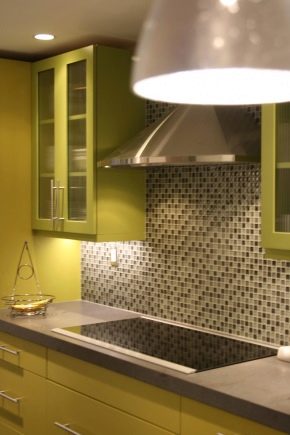 Mosaico per la cucina sul grembiule: varietà e consigli per l'installazione