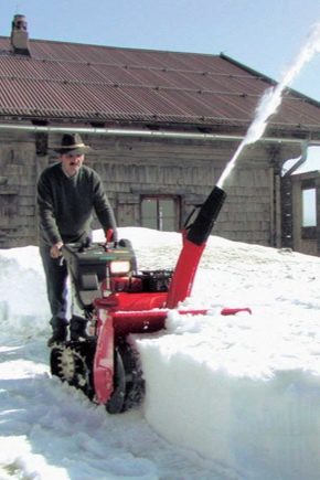 Review of self-propelled gasoline snow blowers for summer cottages