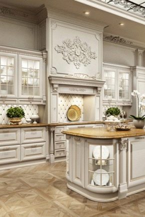 明亮的厨房，古典风格的古铜色 