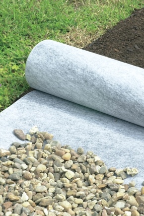 Features of geotextile for rubble and its laying
