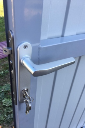瓦楞纸板制成的小门和大门上的锁