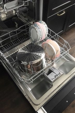 Why won't my Bosch dishwasher drain and what should I do?