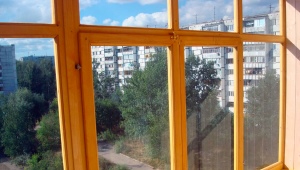 Kaca balkoni dengan bingkai kayu