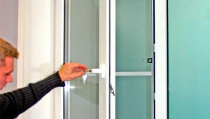 Reglarea ușii din plastic de balcon
