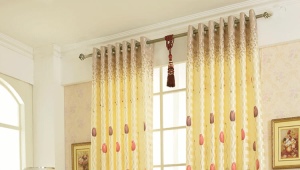 Short curtains to the windowsill in the interior of the bedroom