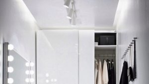Elite wardrobes in white gloss: interior decoration