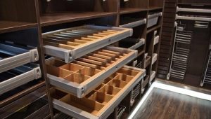 Pull-out drawers for wardrobe