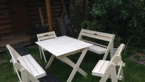 طاولة خشبية قابلة للطي للمنازل الصيفية والمنزل: الوظيفة والراحة