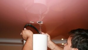 Comment drainer vous-même l'eau d'un plafond tendu