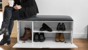 Stojany na boty se sedadlem na chodbě: moderní nápady