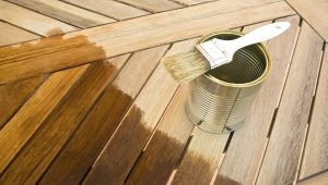 如何在家中去除木质表面的清漆？