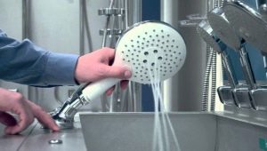 ¿Cómo desmontar un cabezal de ducha con un interruptor?