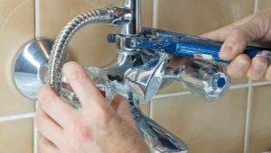 Oprava koupelnové baterie: rozbití sprchového spínače