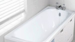 Pare-baignoire avec étagères pour ranger les produits chimiques ménagers: caractéristiques de conception et méthodes d'installation