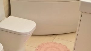 Skridsikre badeværelsestæpper: egenskaber og varianter